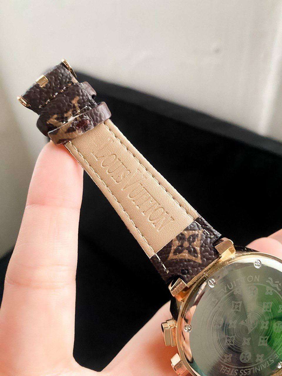ساعة جلد حريمي ماركة  Louis Vuitton