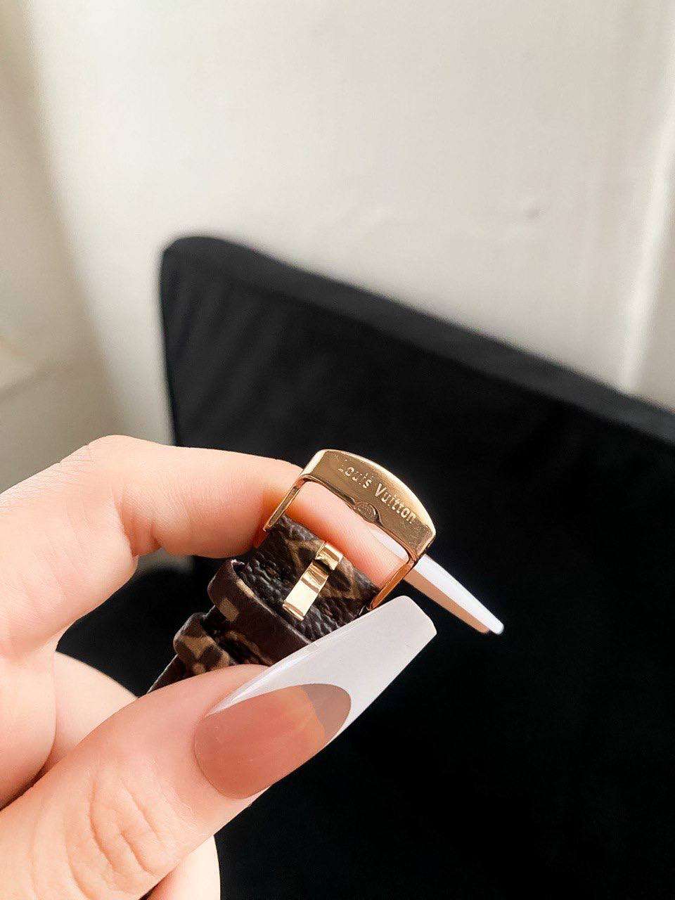 ساعة جلد حريمي ماركة  Louis Vuitton