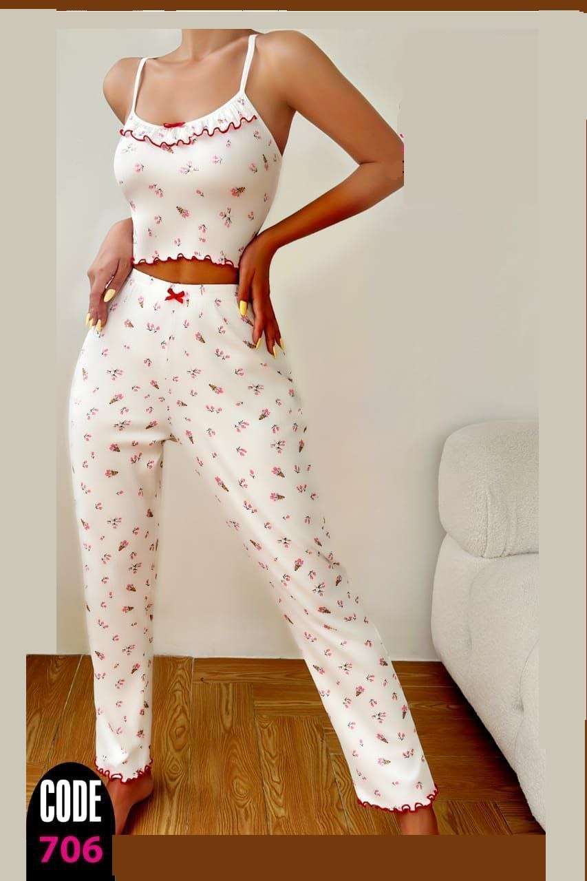 الموديل  بيجامة قطعتين