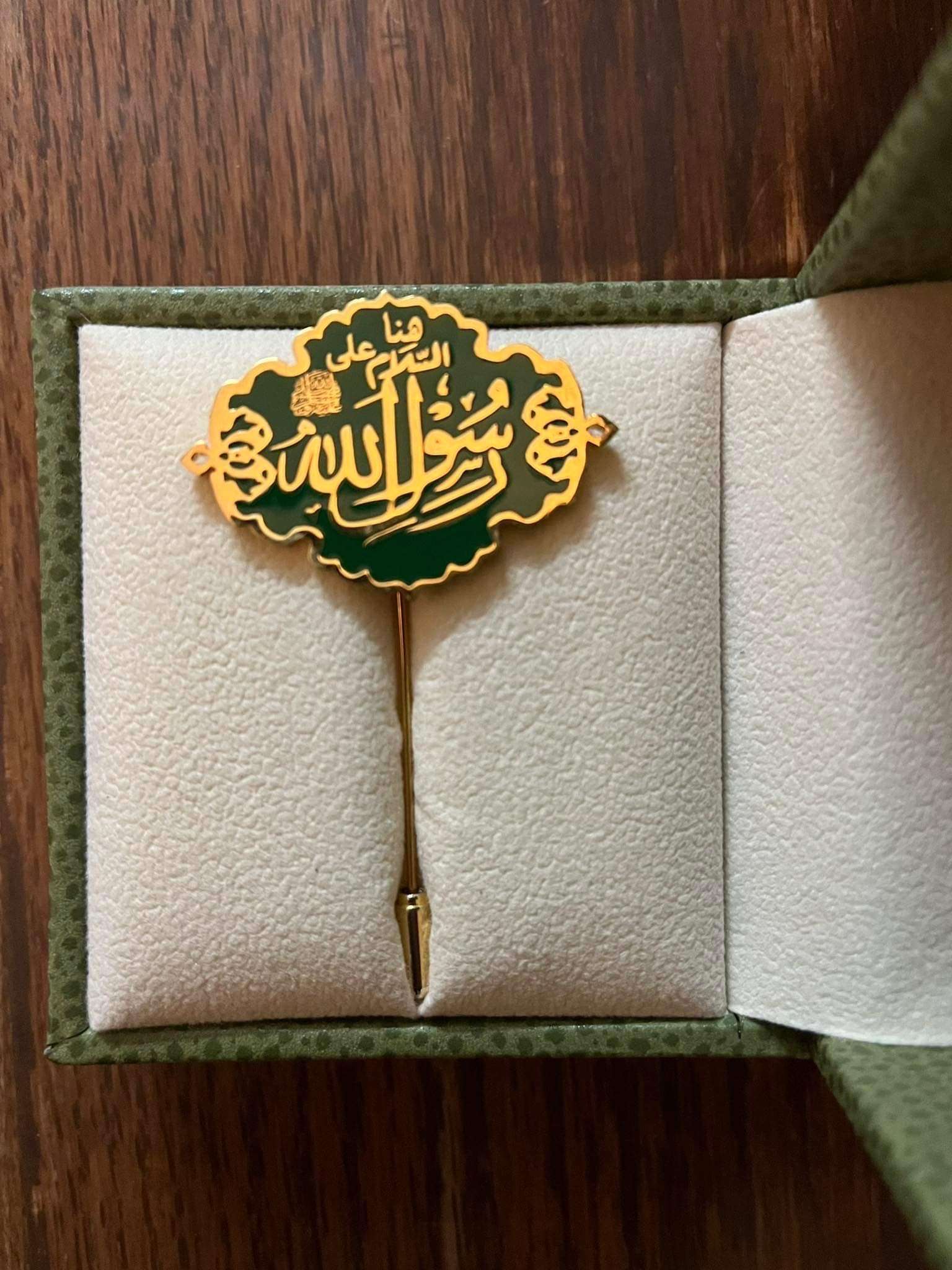 دبوس هنا السلام