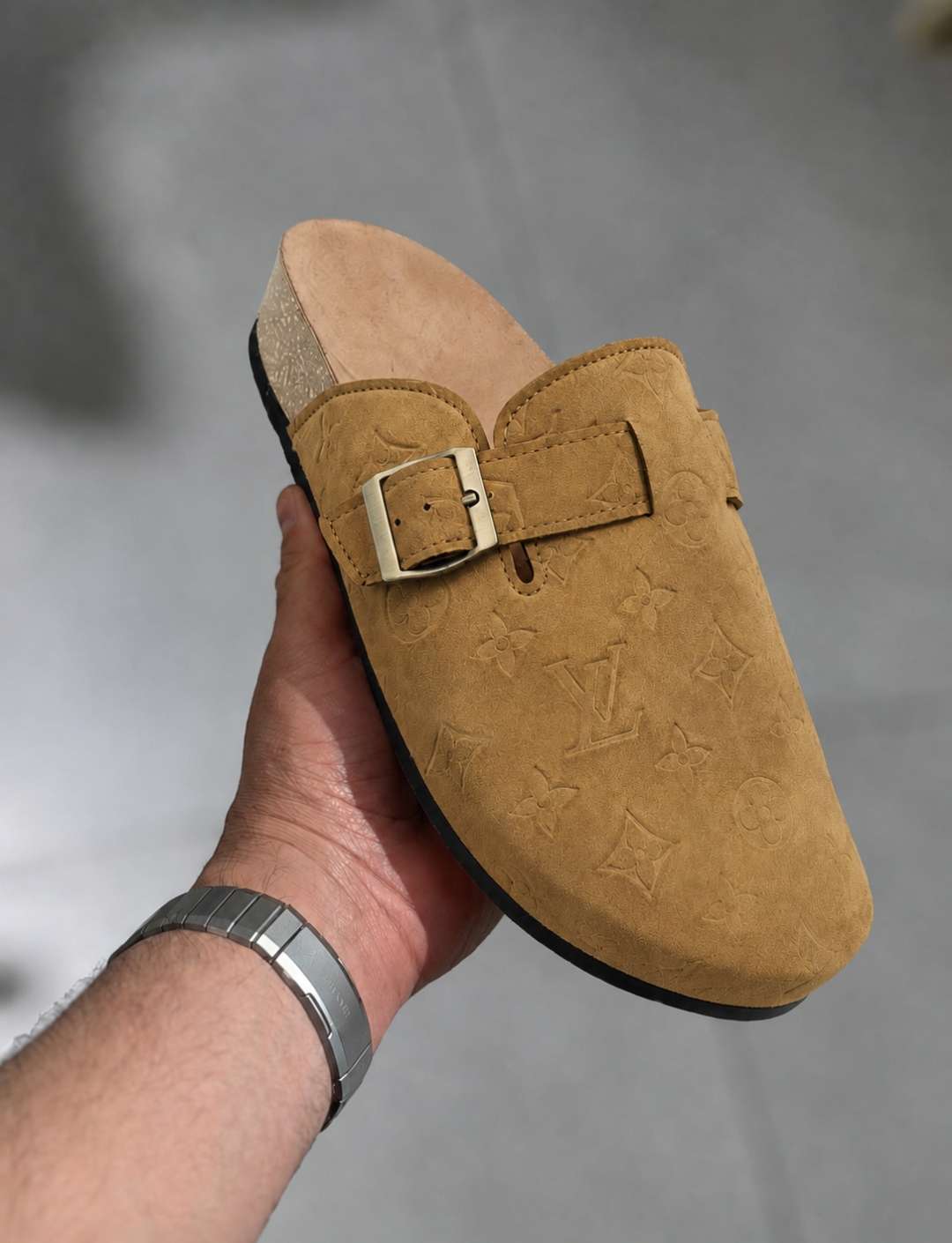 رجالى  و حريمى Louis Vuitton Clogs
