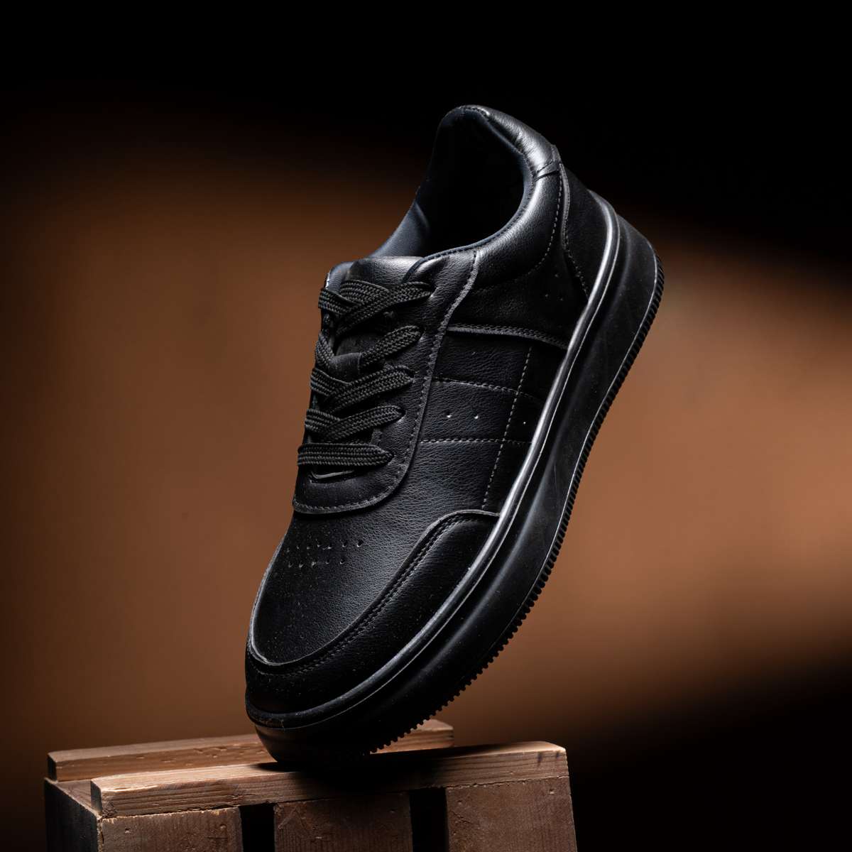 حذاء Classic Black Sneaker