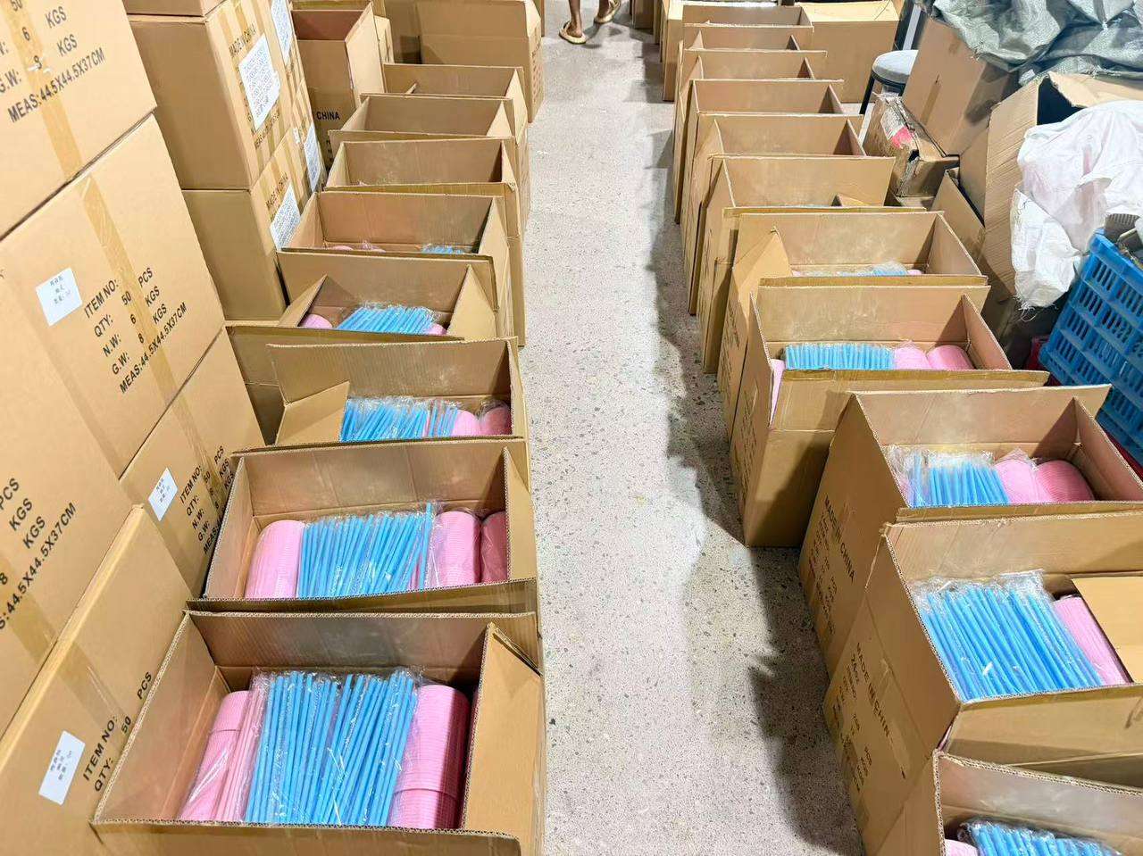 مج آيس كوفي أكريليك تريندي بطبعة الفيونكات والقلوب مع غطاء وشاليموه