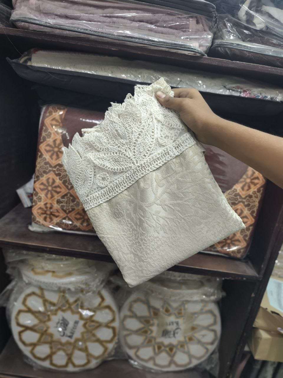 طقم بياضات انتريه قطن100قطن حفر رسومات بالكنار البوهيمي